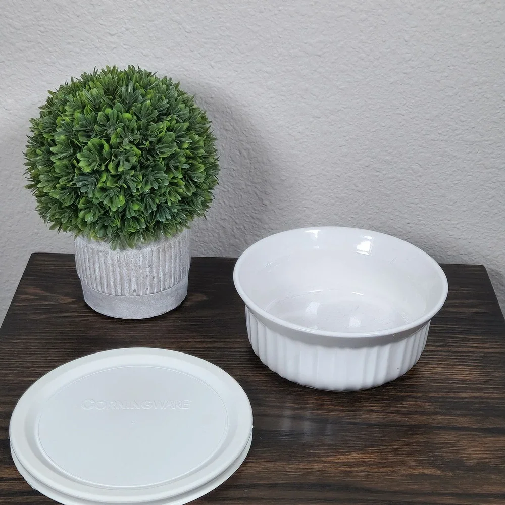 CorningWare French White 16 oz Round Fluted‎ Stoneware Dish with Lid